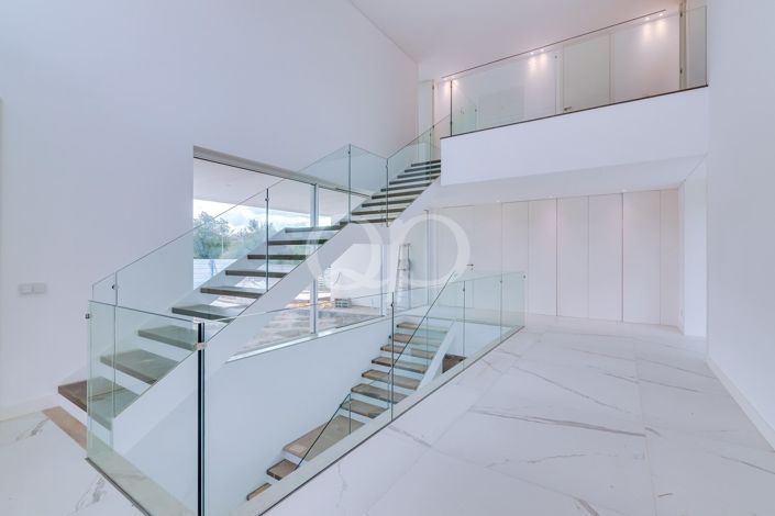 Image No.8-8 Bed House for sale