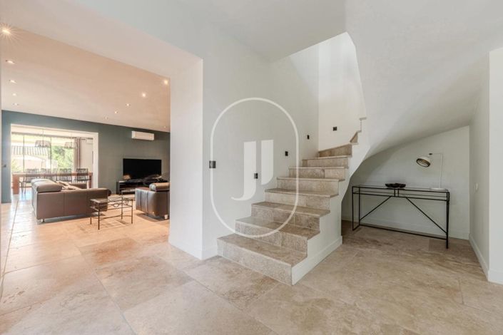 Image No.3-5 Bed House for sale