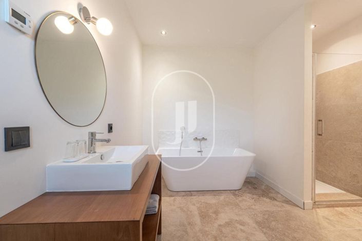 Image No.8-5 Bed House for sale