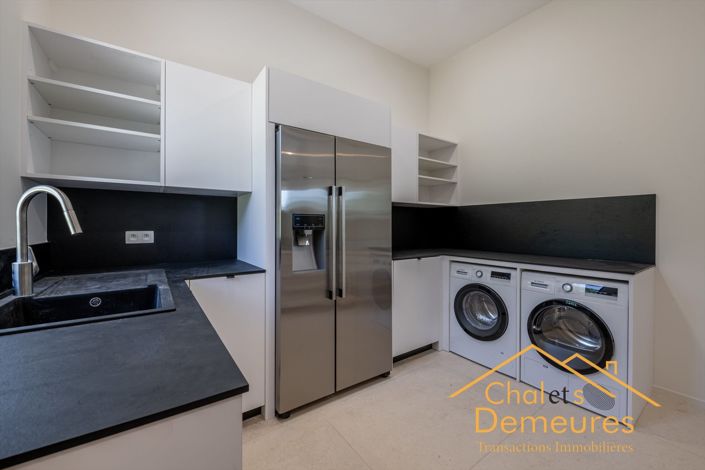 Image No.8-5 Bed House for sale