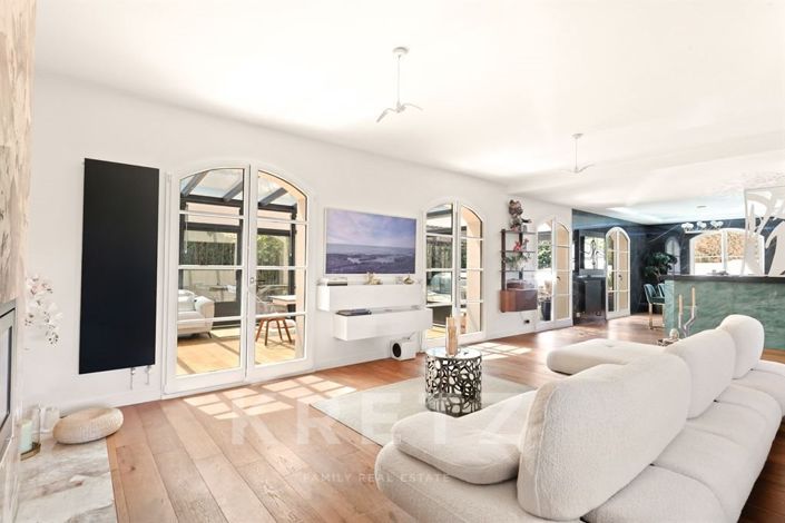 Image No.6-5 Bed House for sale