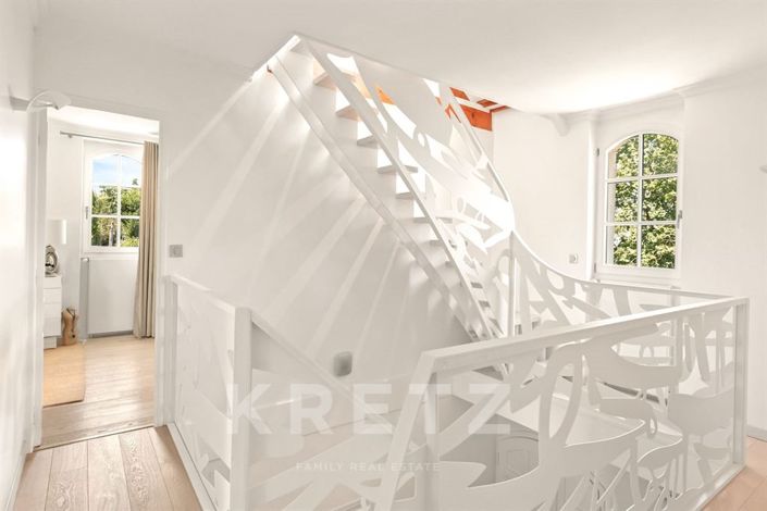 Image No.8-5 Bed House for sale