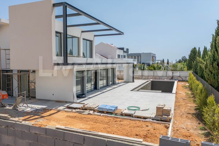 Image No.12-4 Bed House for sale