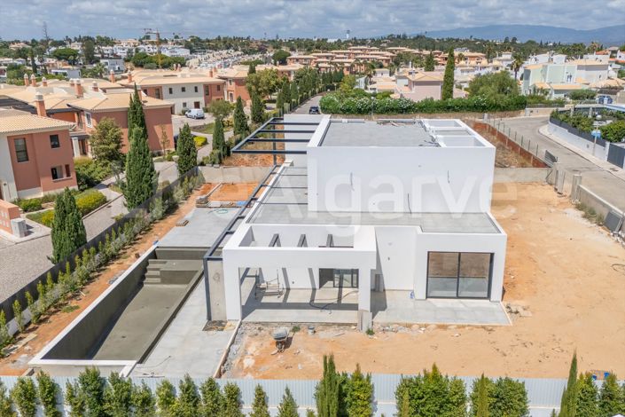 Image No.15-4 Bed House for sale