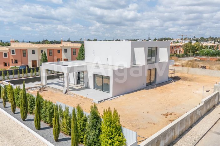 Image No.16-4 Bed House for sale