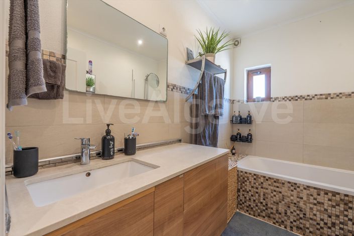 Image No.16-4 Bed House for sale