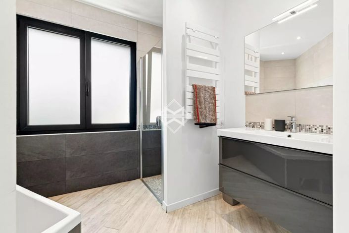 Image No.19-5 Bed House for sale