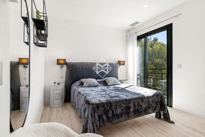Image No.20-5 Bed House for sale