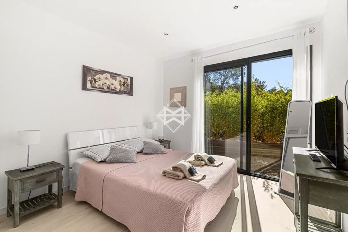 Image No.30-5 Bed House for sale