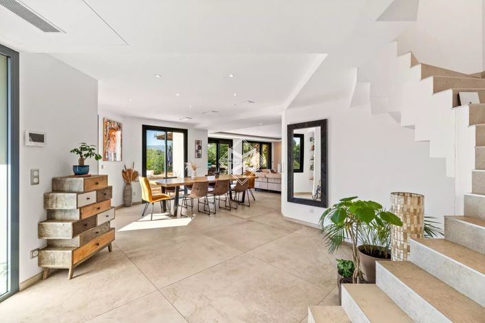 Image No.8-5 Bed House for sale