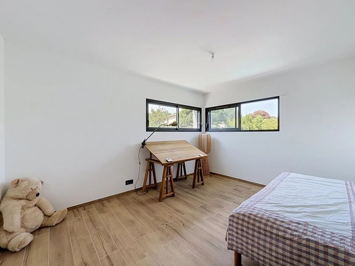 Image No.12-3 Bed House for sale