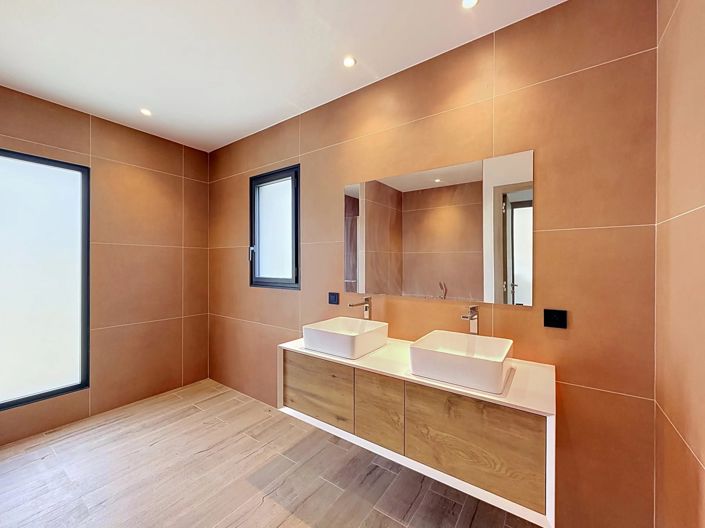 Image No.14-3 Bed House for sale