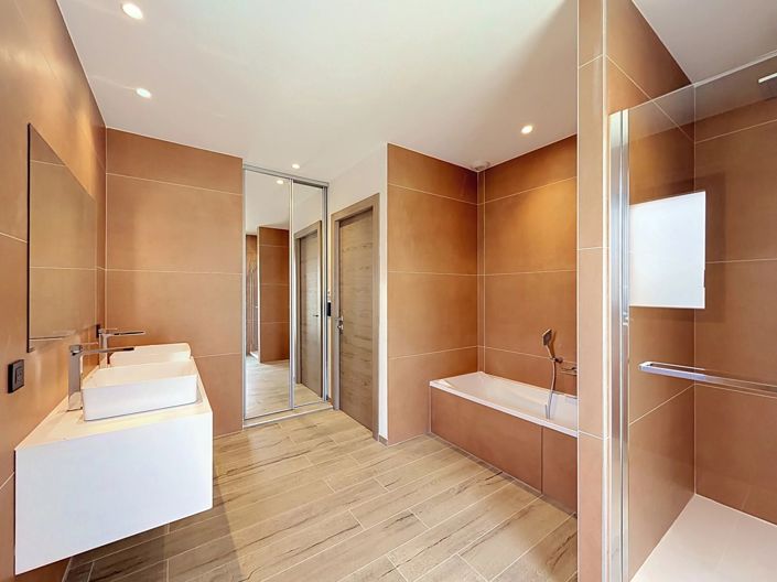Image No.15-3 Bed House for sale