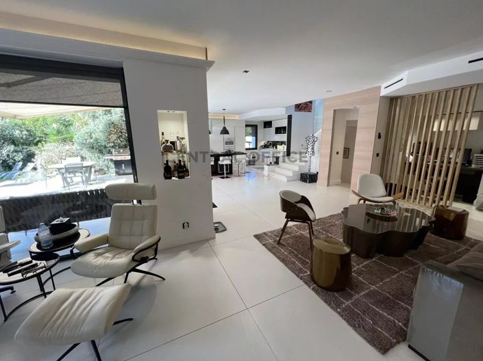 Image No.7-5 Bed House for sale
