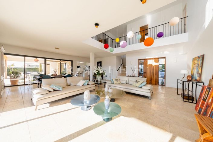 Image No.2-4 Bed House for sale
