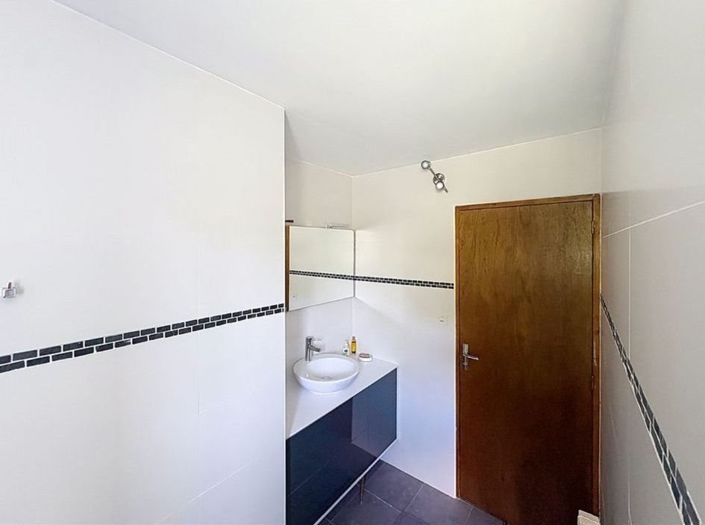 Image No.20-3 Bed House for sale
