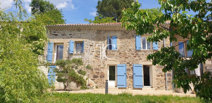 Charming house, tastefully restored throughout, combining authenticity and quality features, offerin