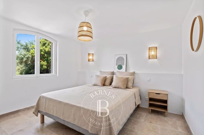 Image No.10-6 Bed House for sale