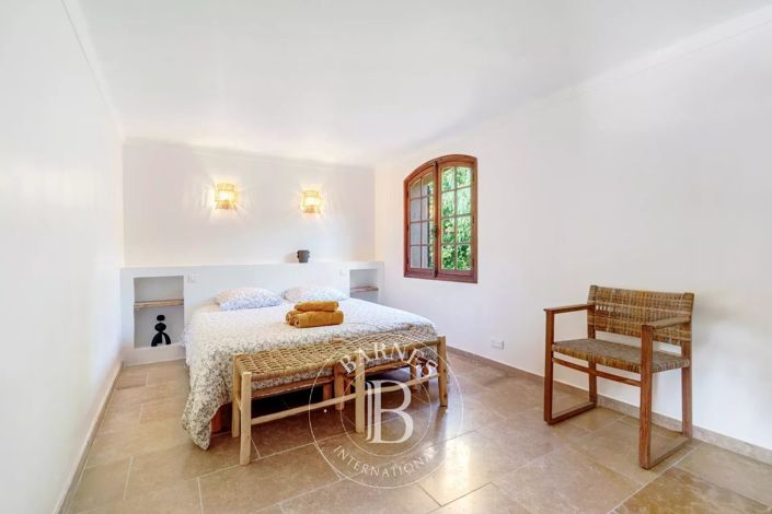 Image No.6-6 Bed House for sale