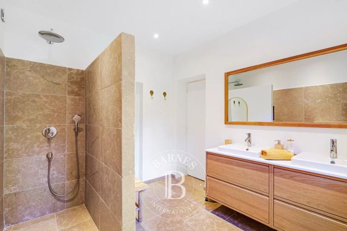 Image No.7-6 Bed House for sale