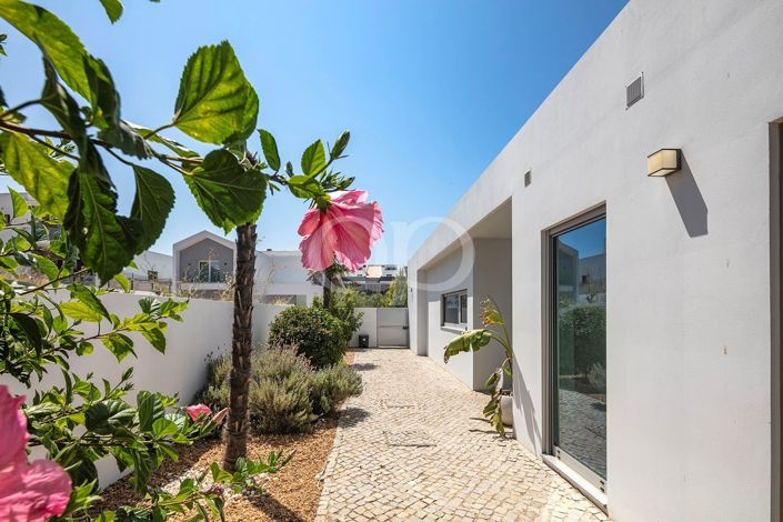 Image No.18-3 Bed House for sale