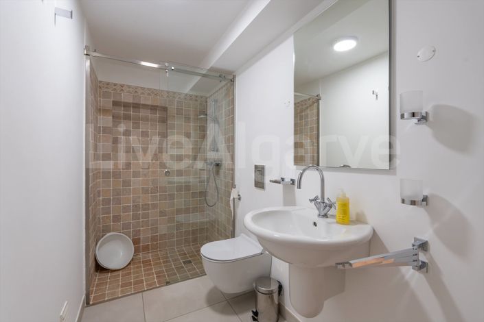 Image No.24-5 Bed House for sale