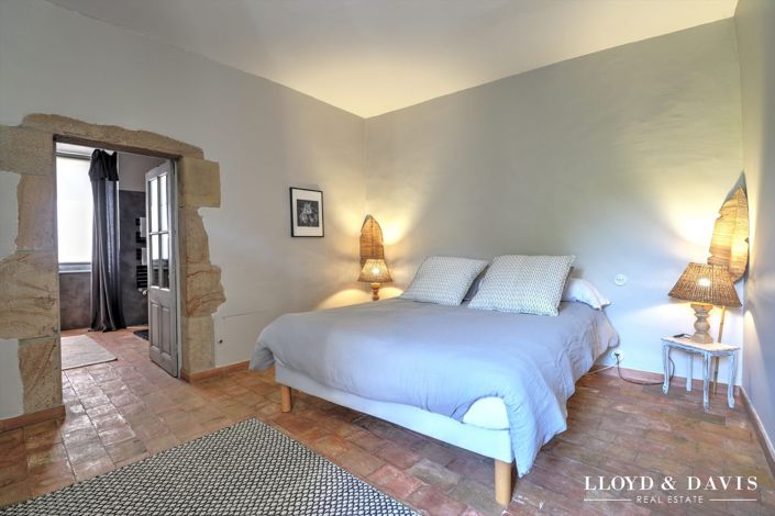 Image No.12-8 Bed Property for sale