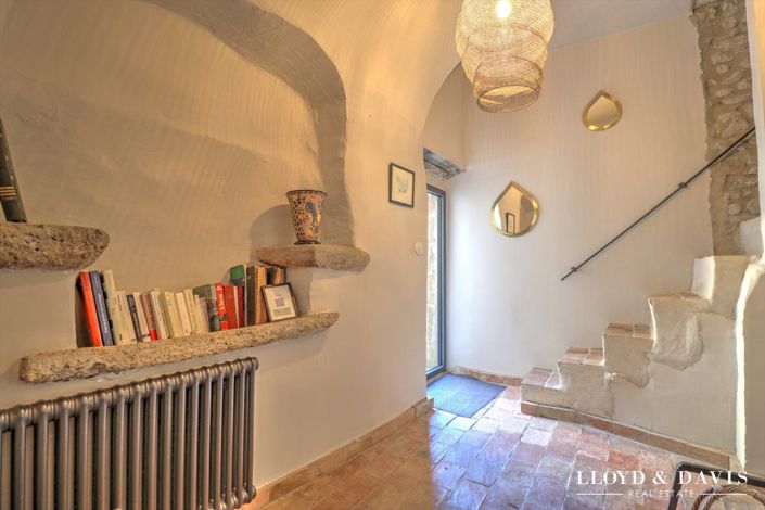 Image No.20-8 Bed Property for sale