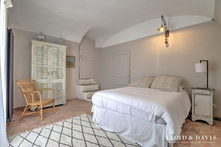 Image No.25-8 Bed Property for sale