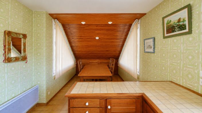 Image No.8-5 Bed House for sale