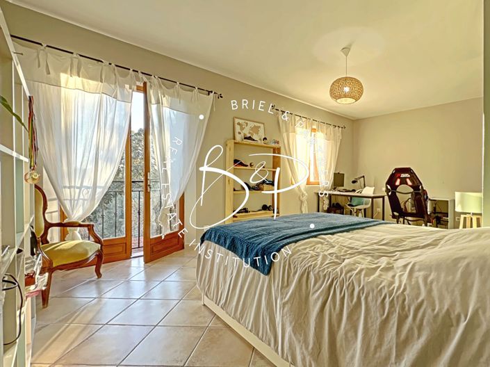 Image No.8-4 Bed House for sale
