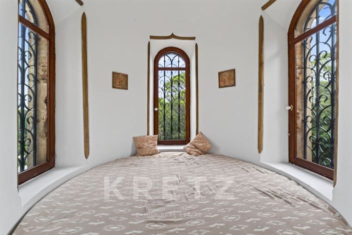 Image No.16-10 Bed Property for sale