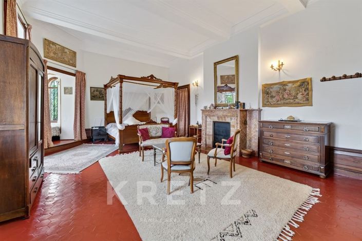 Image No.17-10 Bed Property for sale