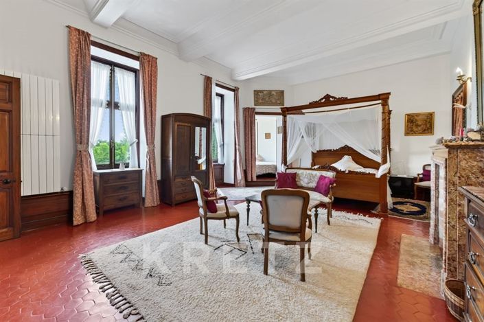 Image No.18-10 Bed Property for sale