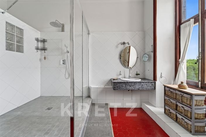 Image No.23-10 Bed Property for sale