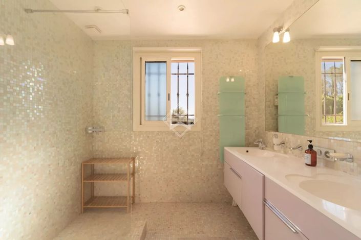 Image No.15-5 Bed House for sale