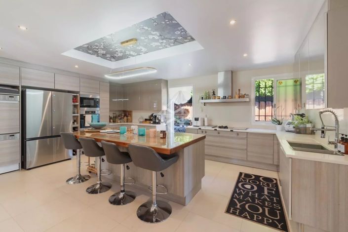 Image No.8-5 Bed House for sale