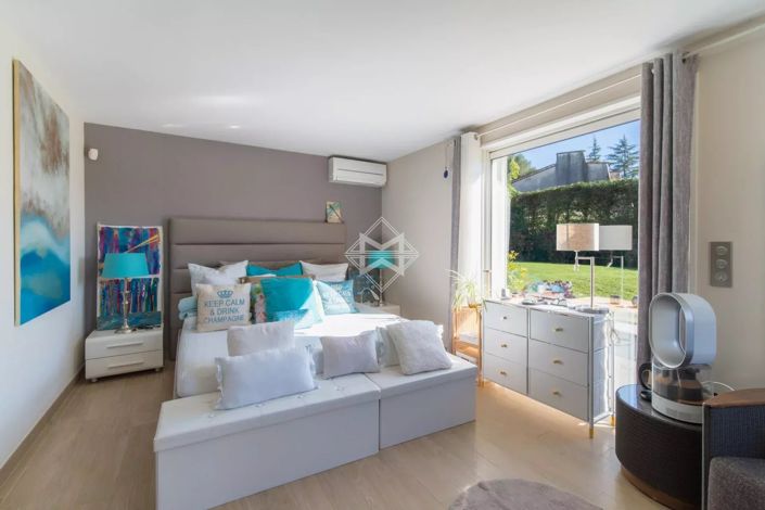 Image No.9-5 Bed House for sale