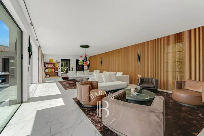 Image No.11-7 Bed House for sale
