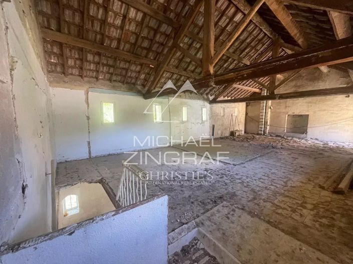 Image No.18-15 Bed Property for sale