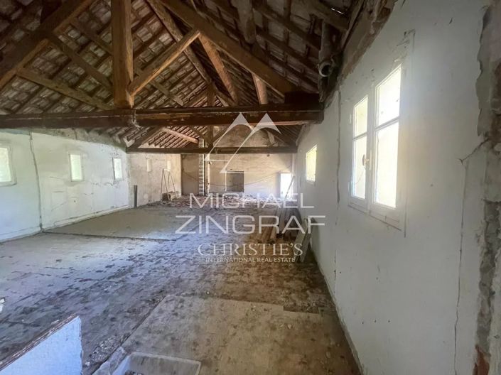 Image No.19-15 Bed Property for sale