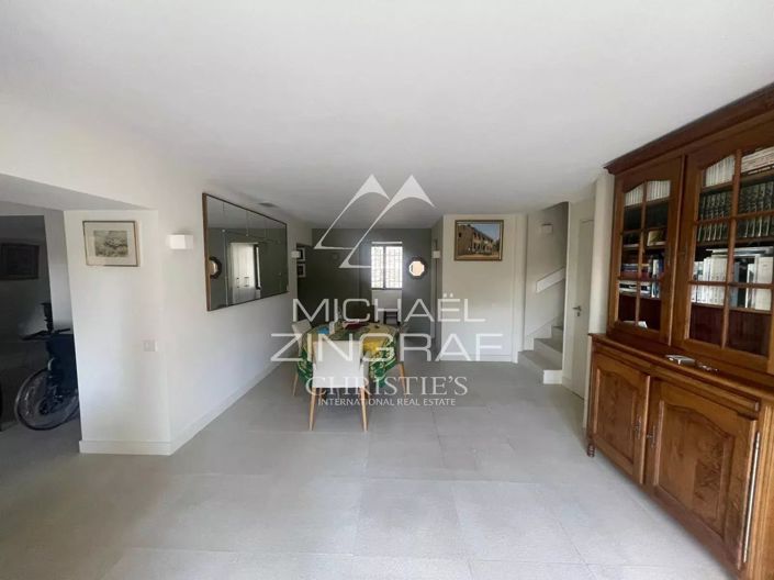 Image No.25-15 Bed Property for sale