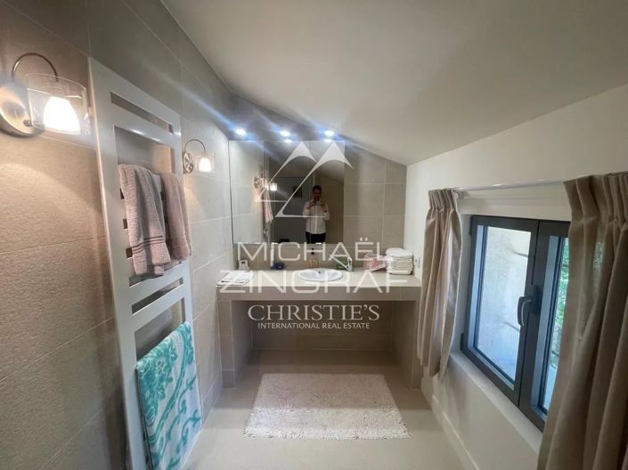 Image No.27-15 Bed Property for sale
