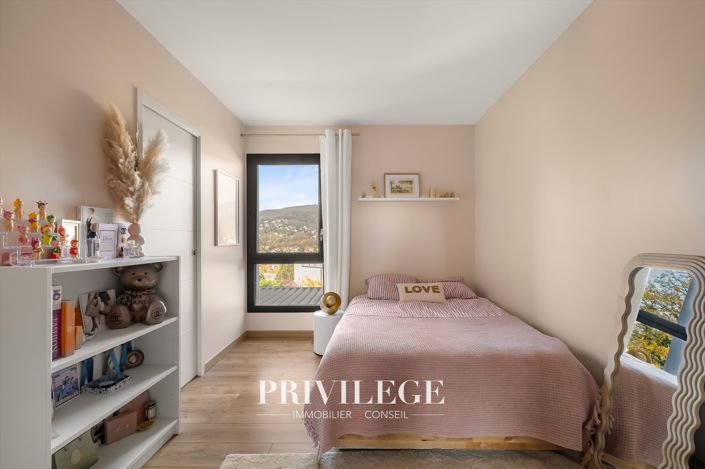 Image No.17-5 Bed House for sale