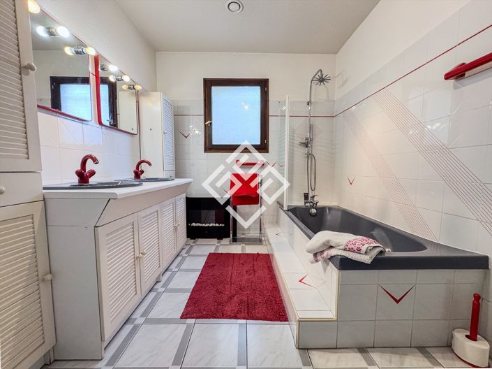 Image No.8-3 Bed House for sale