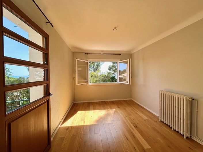 Image No.18-6 Bed House for sale