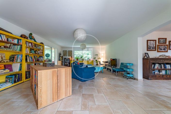 Image No.6-5 Bed House for sale
