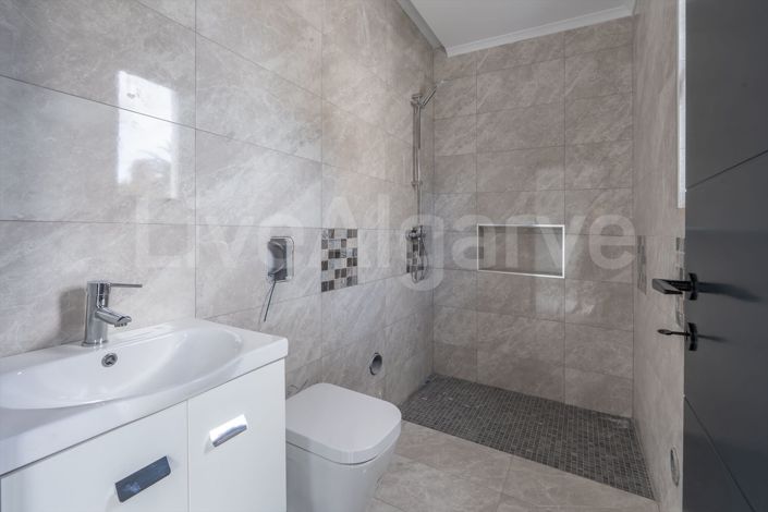 Image No.16-4 Bed House for sale