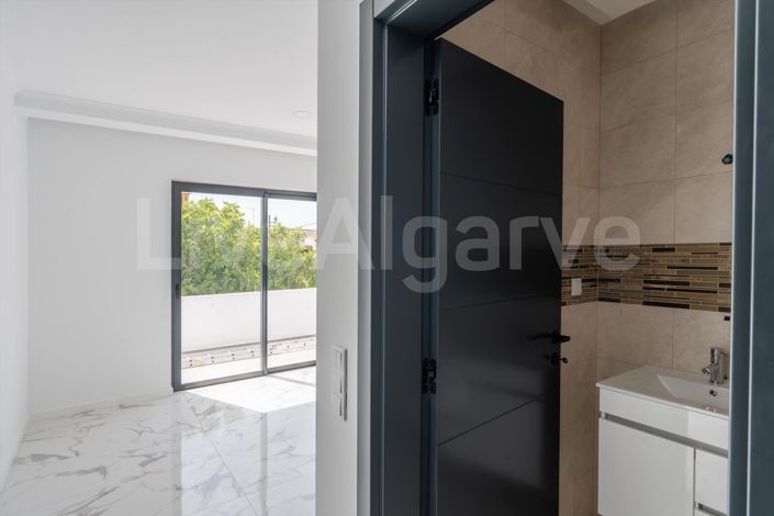 Image No.17-4 Bed House for sale