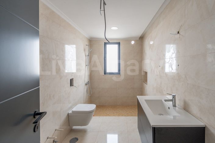 Image No.24-4 Bed House for sale